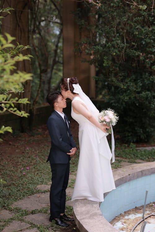 Ingyenes stockfotó csókolózás, esküvői fotózás, Esküvői ruha témában