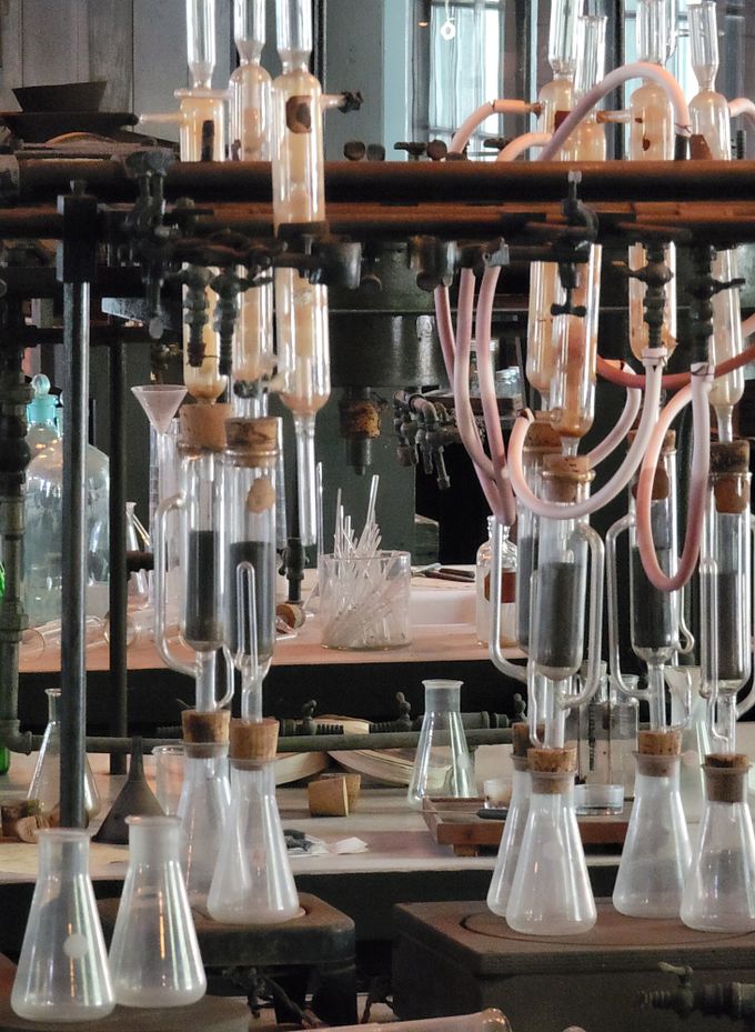 Glass extraction and condensation apparatus on a laboratory bench