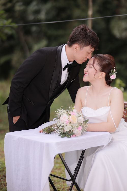 Free Bride and groom sharing a tender moment in a natural outdoor setting. Stock Photo