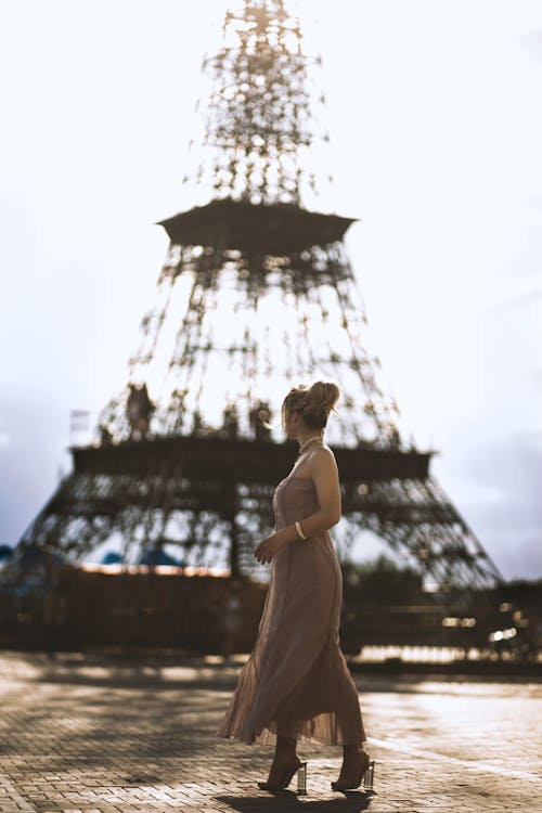 Mulher Em Pé Perto Da Torre Eiffel