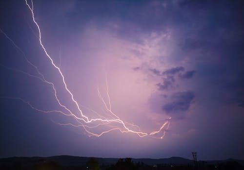 Immagine gratuita di cielo nuvoloso, cielo viola, colpo di fulmine