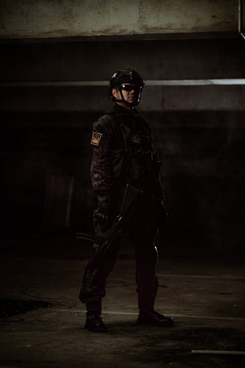Foto profissional grátis de arma, capacete, exército