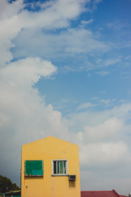 Ilmainen kuvapankkikuva tunnisteilla ikkunat, keltainen seinä, pilvet Kuvapankkikuva