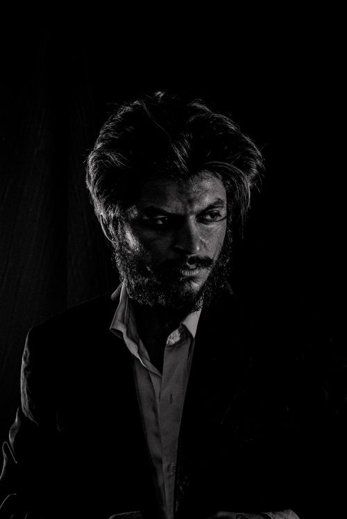 Free Dramatic black and white portrait of a bearded man in a suit, capturing a mysterious and intense expression. Stock Photo