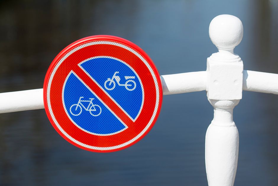A Low Emission Zone (LEZ) sign in Antwerp, Belgium, indicating vehicle restrictions.