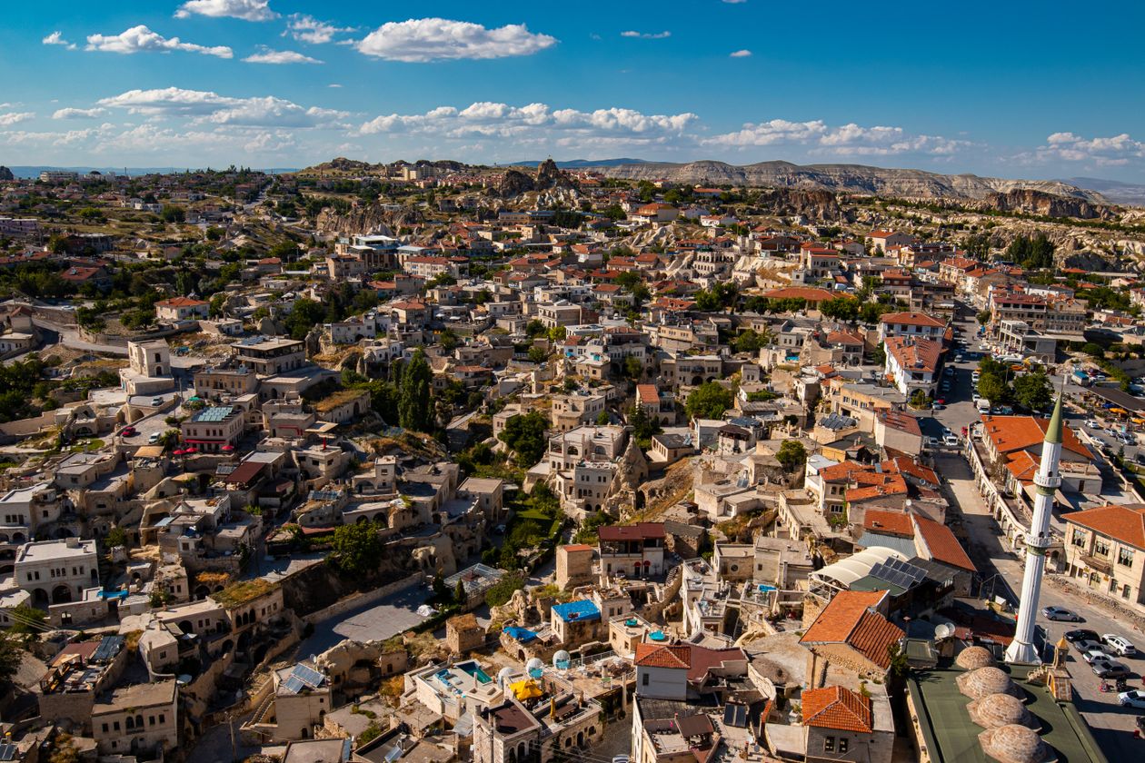 Cazare în Cappadocia: Ürgüp văzut de sus, casele de piatră și minaretul din centru