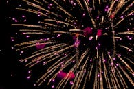 爱达荷州考德威尔的夜空中，绚烂的烟花绽放出耀眼的紫色和金色