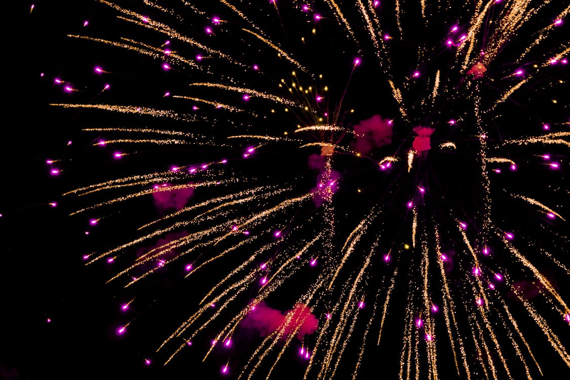 Kostenlos Foto Von Lila Und Gelbem Feuerwerk Im Nachthimmel Stock-Foto