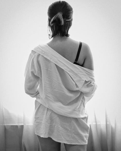 Безкоштовне стокове фото на тему «біла сорочка, бюстгальтер, вид ззаду»