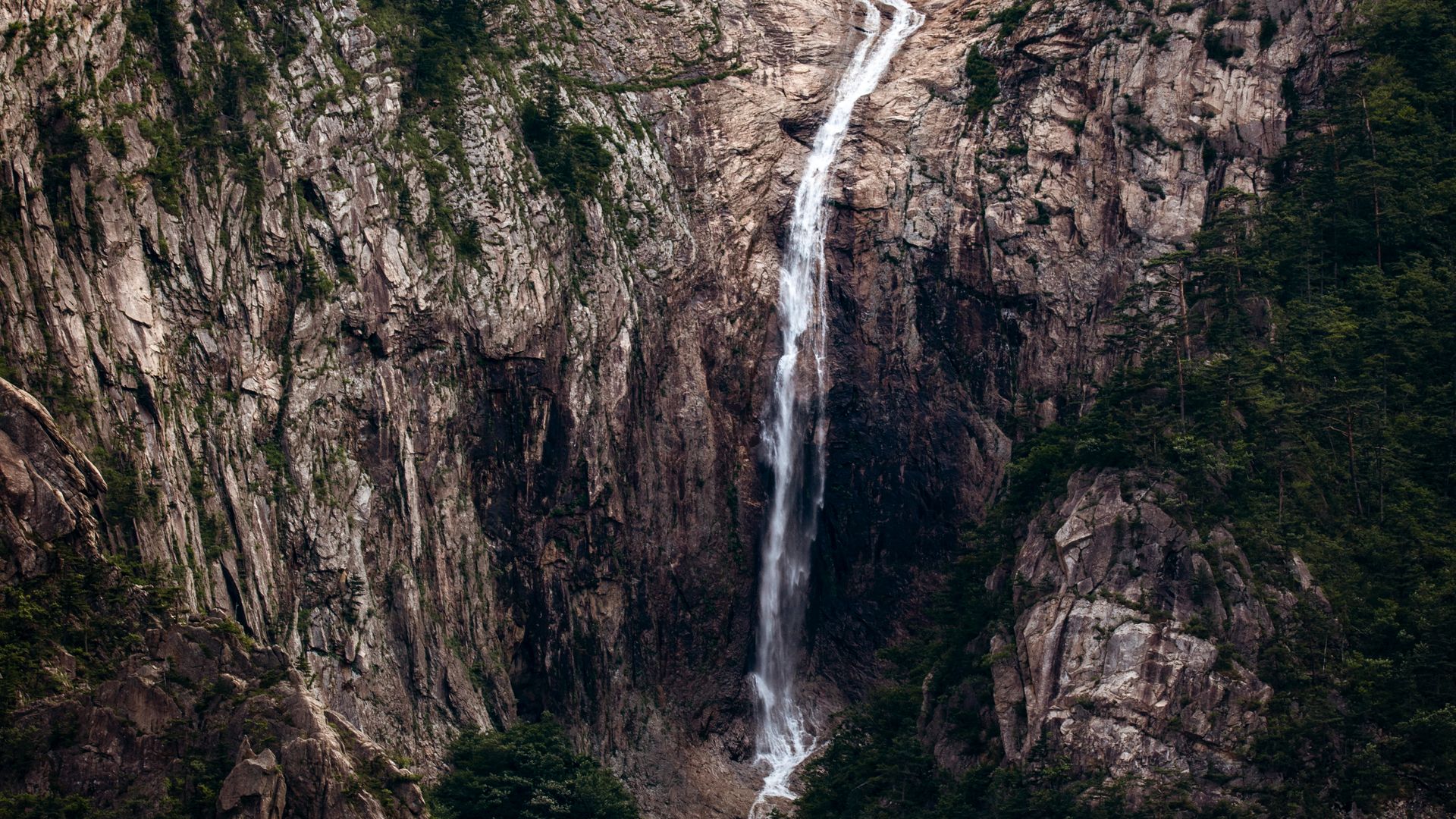 Air terjun di kawasan Seoraksan sebagai salah satu air terjun Korea Selatan untuk pecinta alam
