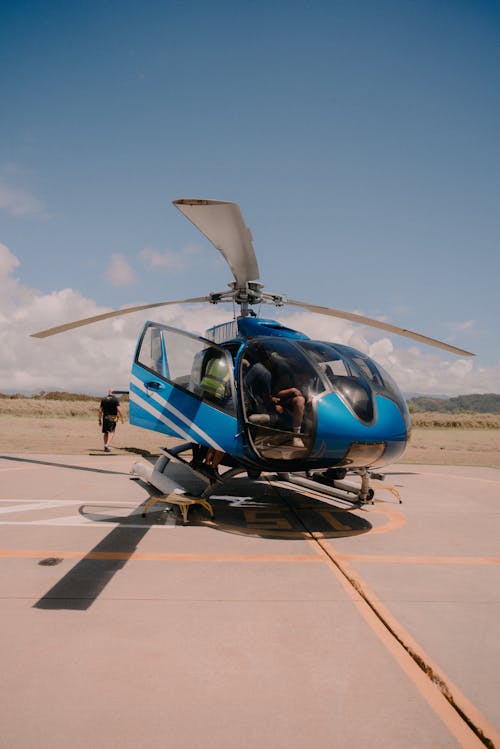 Gratis stockfoto met blauwe lucht, helikopter, helikopterplatform Stockfoto