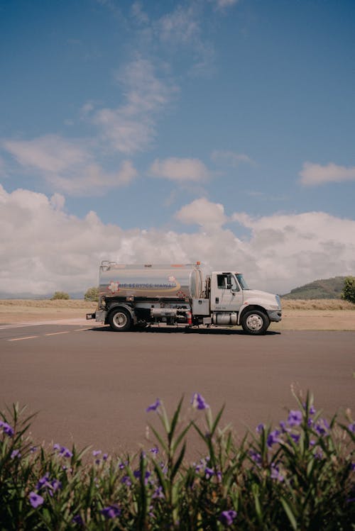 Kostenloses Stock Foto zu asphalt, außerorts, blauer himmel