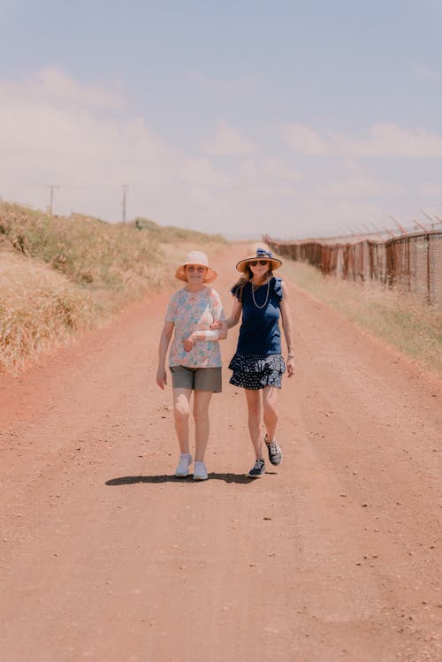 Fotos de stock gratuitas de caminando, carretera, chavalas