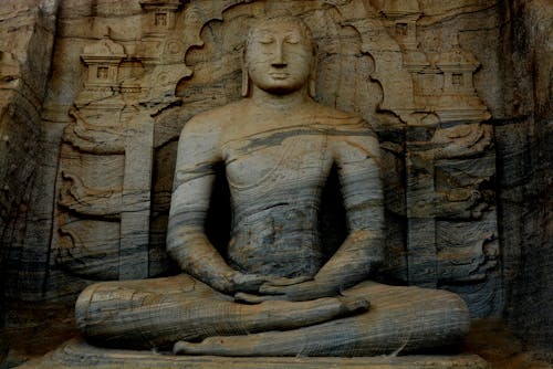 瞑想する仏像の写真