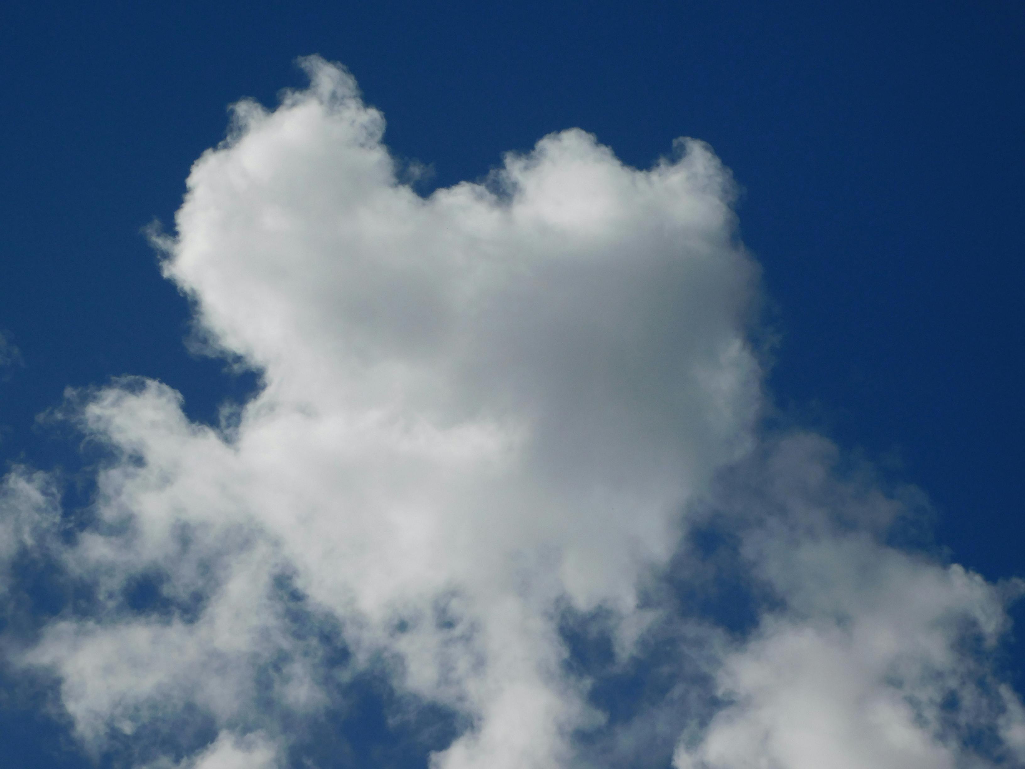 ハートのような雲の形の無料の写真素材