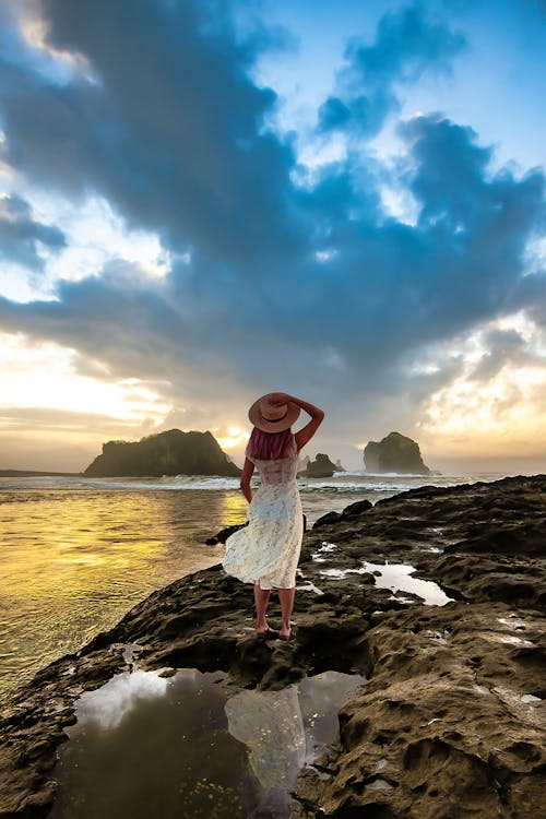 Immagine gratuita di acqua, cappello marrone, donna