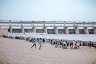 大批人群聚集在巴基斯坦苏库尔拦河坝附近的印度河旁