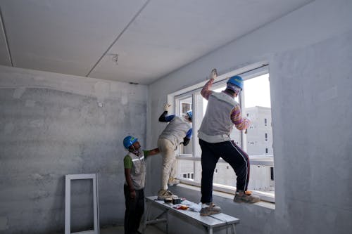 Mężczyźni Naprawiają Okno