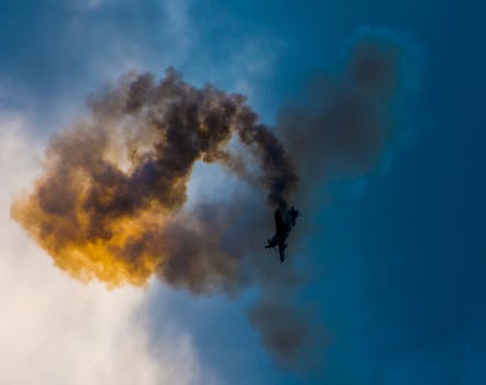 在波兰拉多姆，一架飞机在充满活力的天空下进行烟道空中特技表演