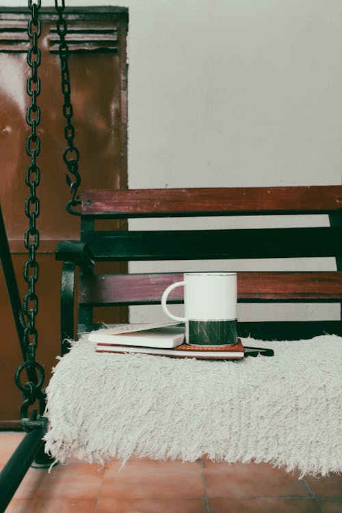 Foto d'estoc gratuïta de balancejar, llibres, tir vertical