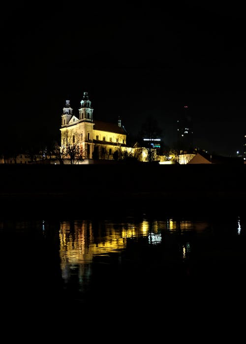 Kostnadsfri bild av kyrkobyggnad, nattstad, reflektion
