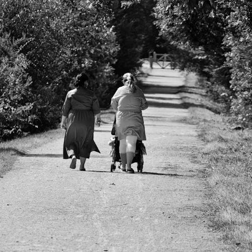 Free Femmes marchant sur un chemin . Stock Photo