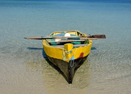 ahşap tekne, balık ağı, dalgalar içeren Ücretsiz stok fotoğraf