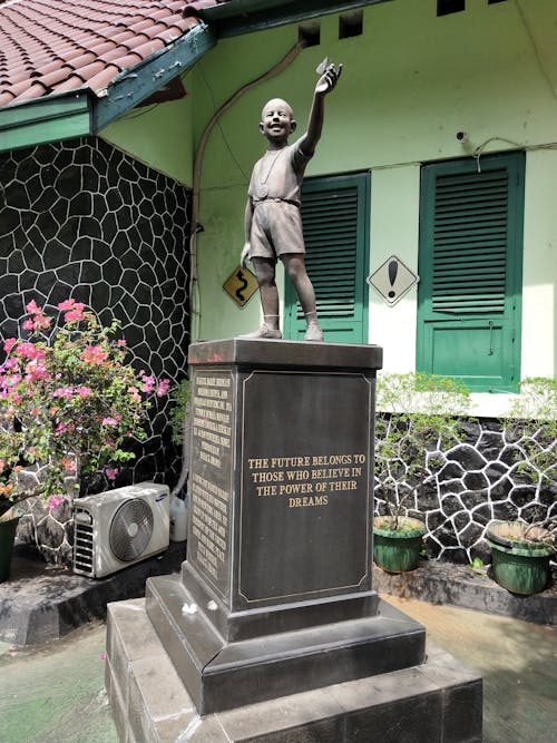 Free Young Obama statue at his elementary school in Jakarta Stock Photo