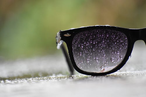 grátis Óculos De Sol Pretos Com Gotas De água Foto profissional