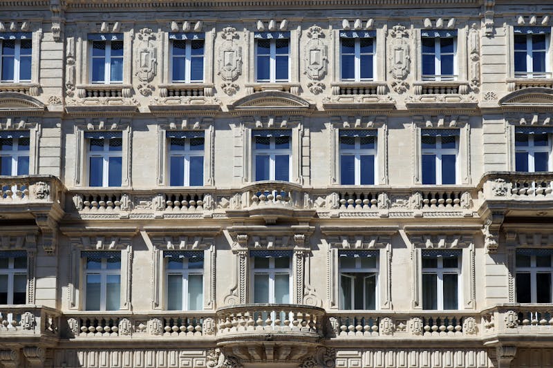 Détail d'une façade historique à Avignon, montrant une architecture classique française.