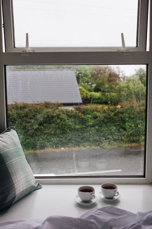 免費 愛爾蘭的雨天，兩杯茶，綠色枕頭和床，窗戶，景觀，酒店 圖庫相片