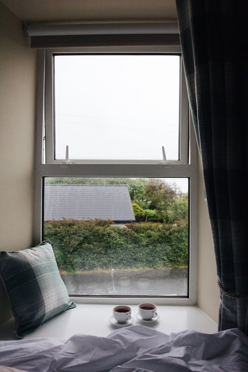 Free İrlanda'da Yağmurlu Bir Gün, Iki 2 Bardak çay, Yeşil Yastık Ve Yatak, Pencere, Manzara, Otel Stock Photo
