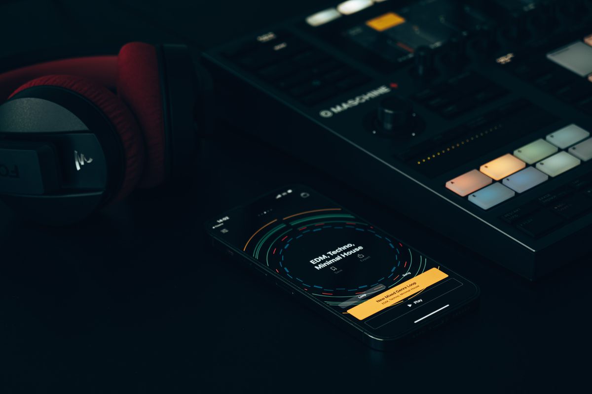 Kontroler DJ i słuchawki &ndash; ćwiczenie rytmu oraz słuchu muzycznego podczas nauki miksowania