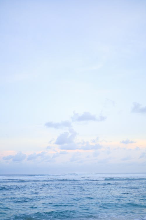 Бесплатное стоковое фото с белые облака, вертикальный выстрел, водоем