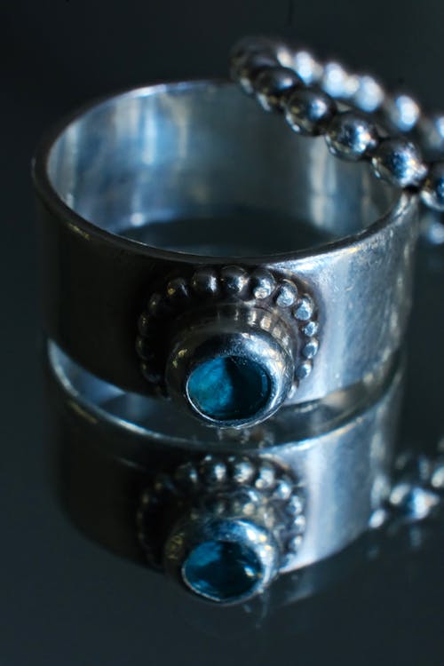 Ring with bleu stone