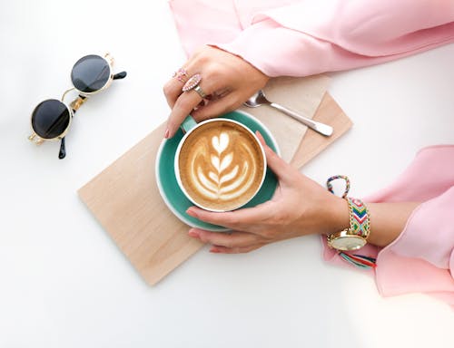 cappuccino, demleme kahve, düz yüzey içeren Ücretsiz stok fotoğraf