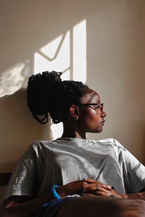 Δωρεάν στοκ φωτογραφιών με αφροαμερικάνα γυναίκα, γυναίκα, δωμάτιο
