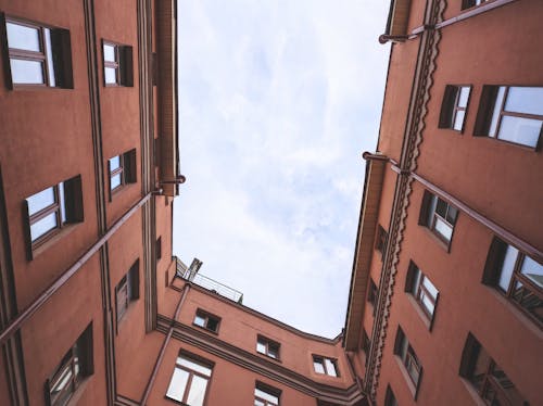 Бесплатное стоковое фото с архитектура, белые облака, здания