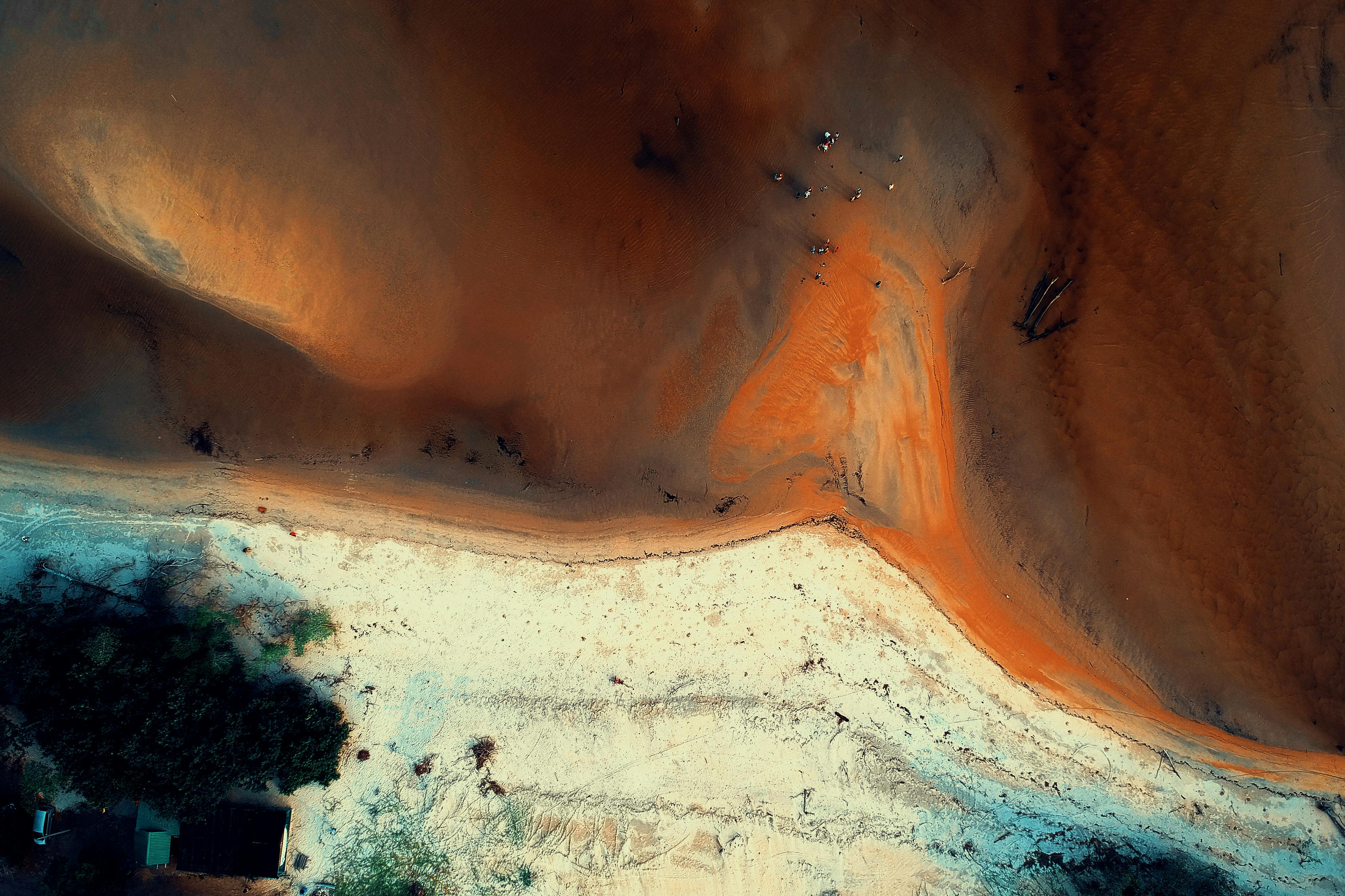 令人惊叹的鸟瞰图捕捉了美丽海滩上沙与水色调的鲜明对比