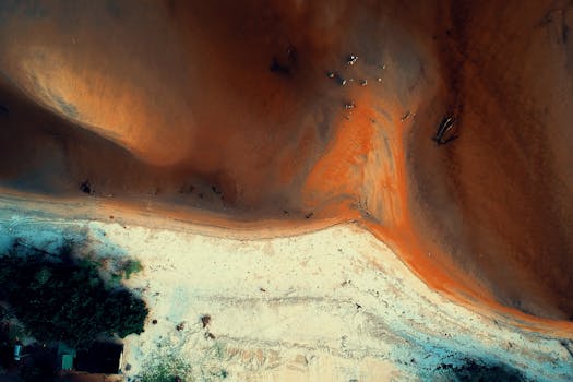 令人惊叹的鸟瞰图捕捉了美丽海滩上沙与水色调的鲜明对比