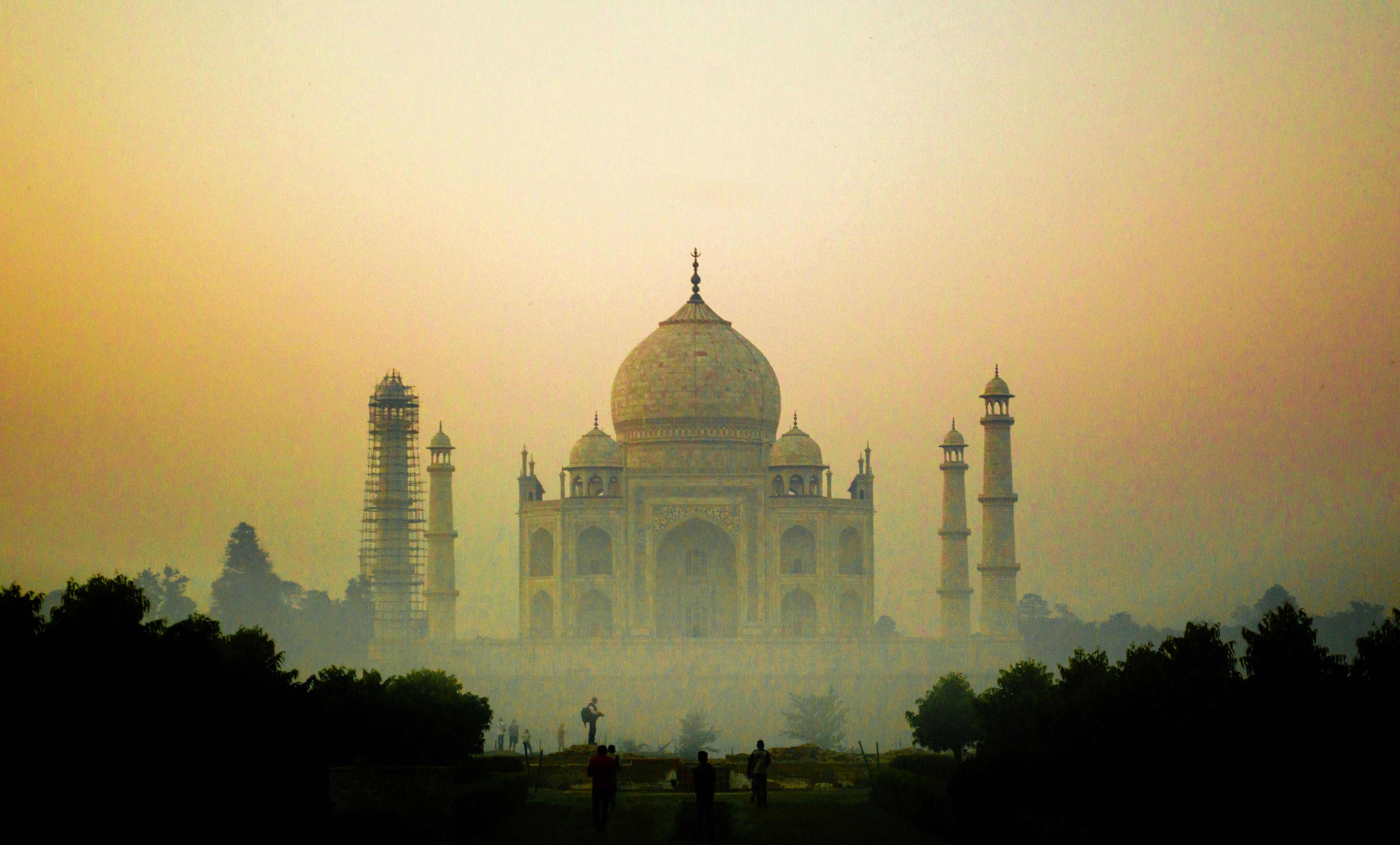 taj mahal surrounded by fog