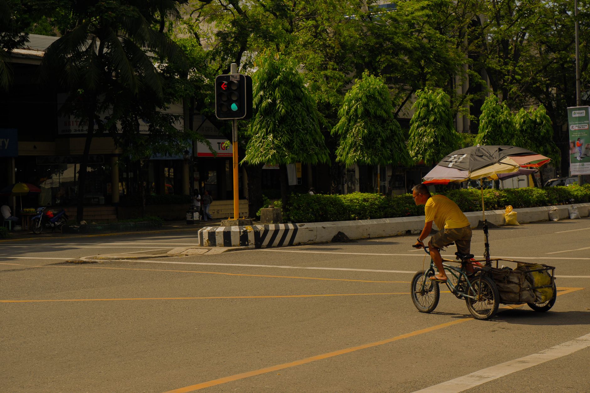 Cảnh sát Cebu kiểm tra giấy phép tại sân chọi gà địa phương trong không khí căng thẳng