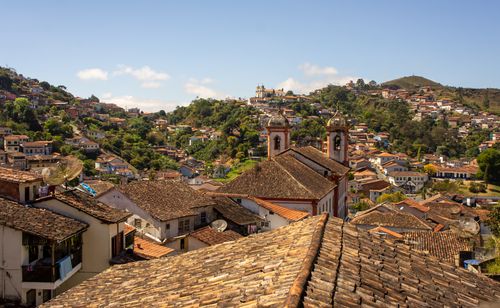 Free A beautiful view of the historic town of Ouro Preto with its iconic church and lush hills. Stock Photo