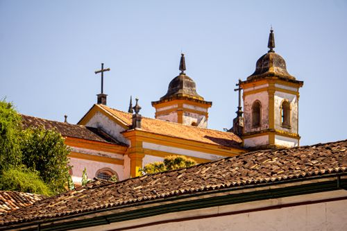 Free Baroque architecture of the historic church in Mariana, Brazil under clear sky. Stock Photo