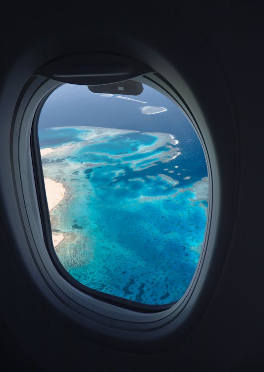 飛行機の窓からの水域の眺め 無料の写真素材