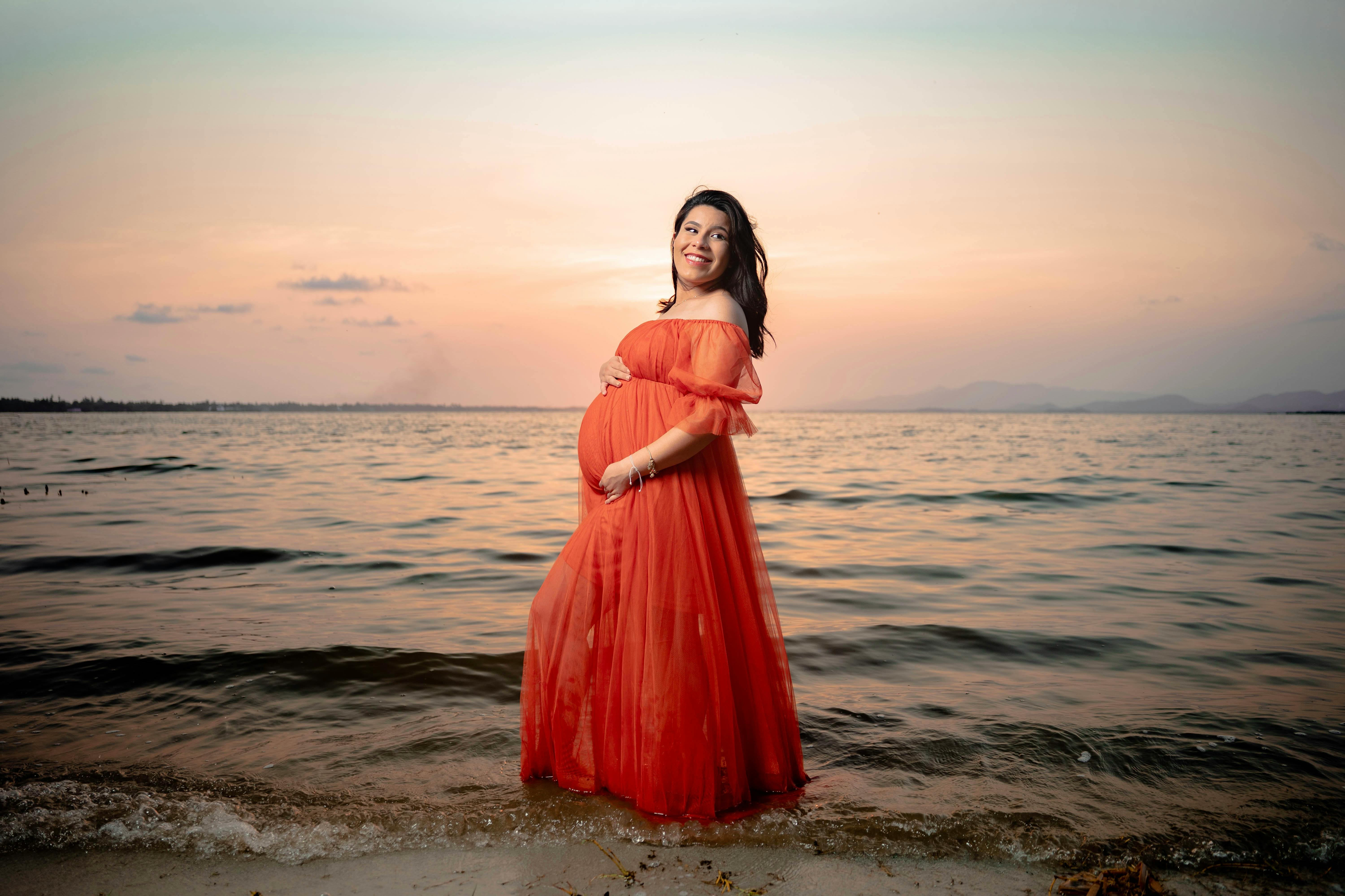 Pregnant woman in orange dress, happy png download - 1972*4028 - Free  Transparent Pregnant Woman Cartoon png Download. - CleanPNG / KissPNG