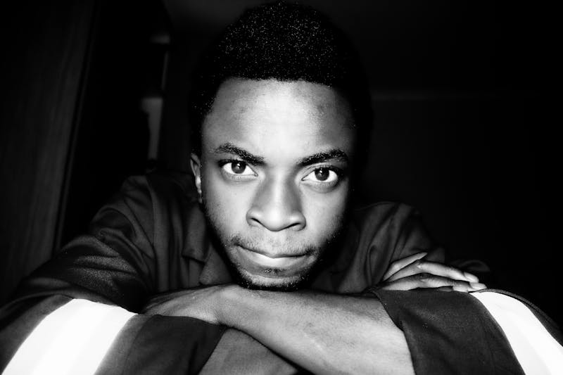 Portrait en noir et blanc d'un homme, expression concentrée