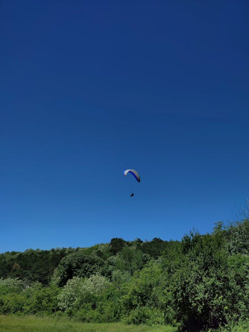 Бесплатное стоковое фото с в воздухе, парапланерист, полет на параплане
