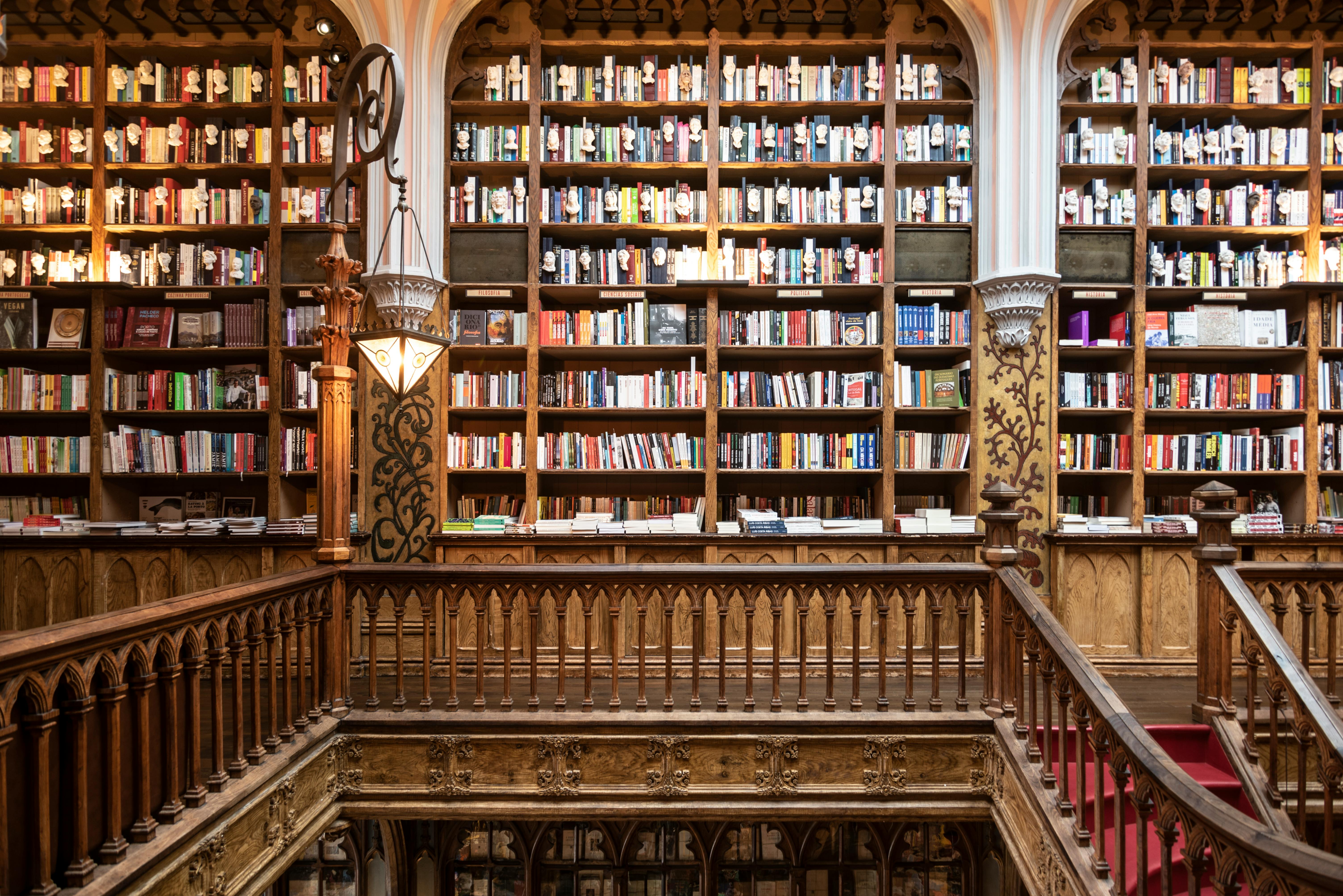 Photo gratuite de à l'intérieur, bibliothèque, bibliothèques