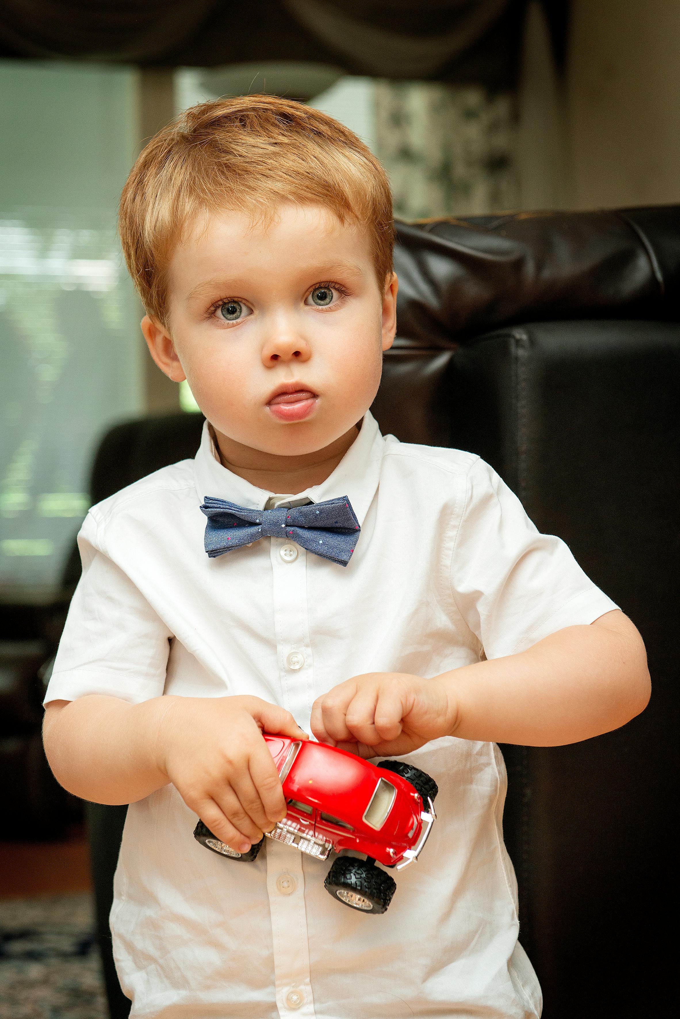 Little boy holding his toy | Photo: Pexels